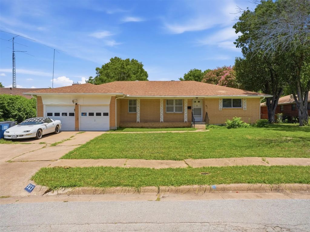 927 Poinsettia Drive, Lancaster