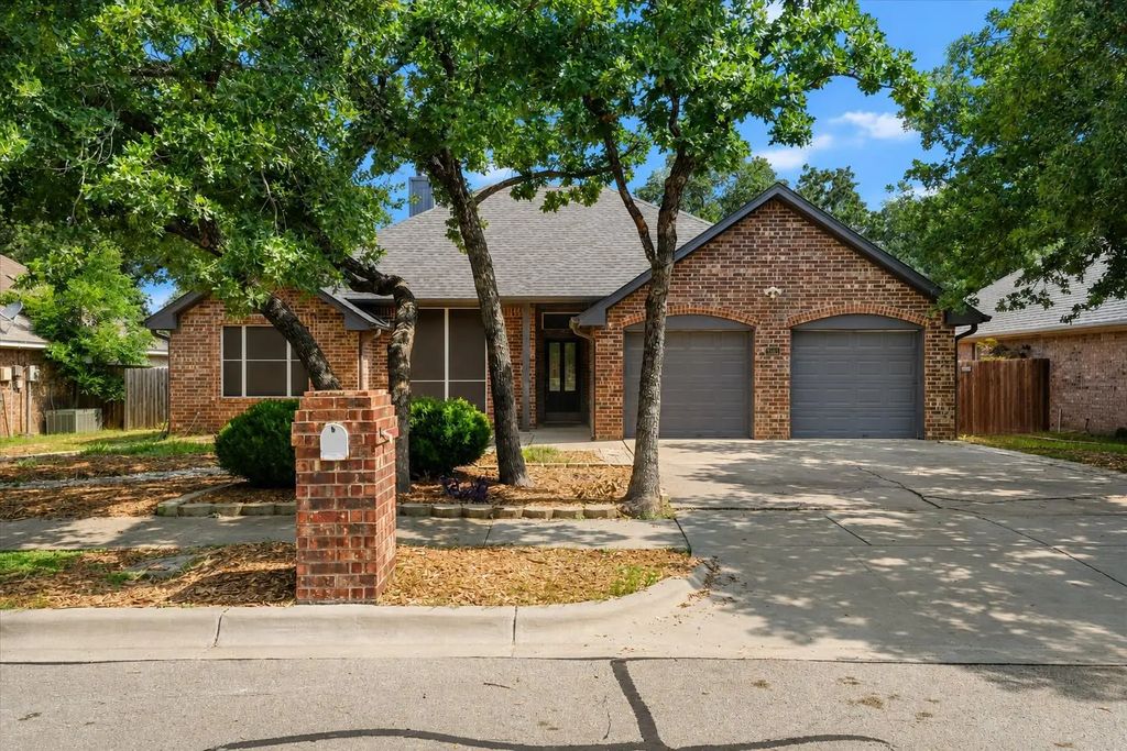 2305 Whispering Oaks, Denton