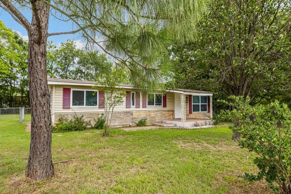 110 W Shadowwood Street, Gun Barrel City
