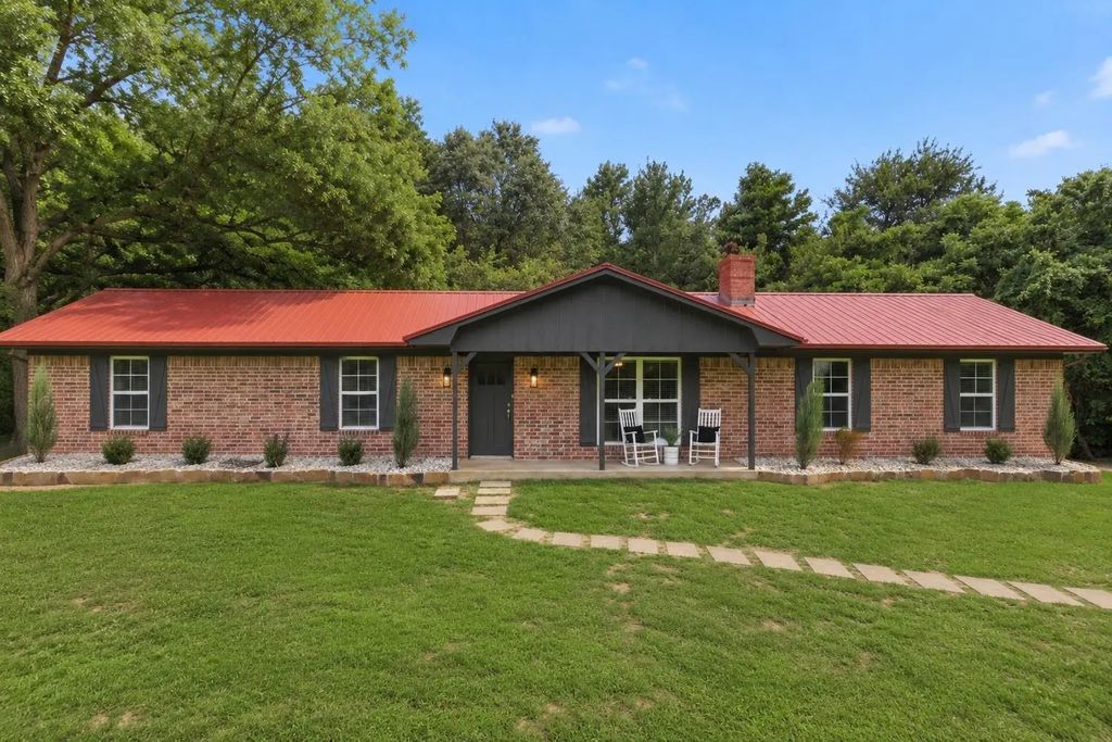 898 Farm Road 21, Mount Vernon