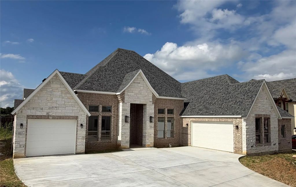 945 Claystone Ridge Drive, Fort Worth