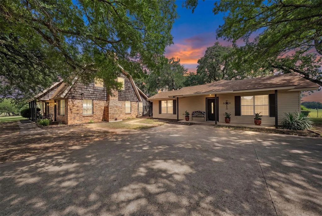 1016 County Road 314, Cleburne