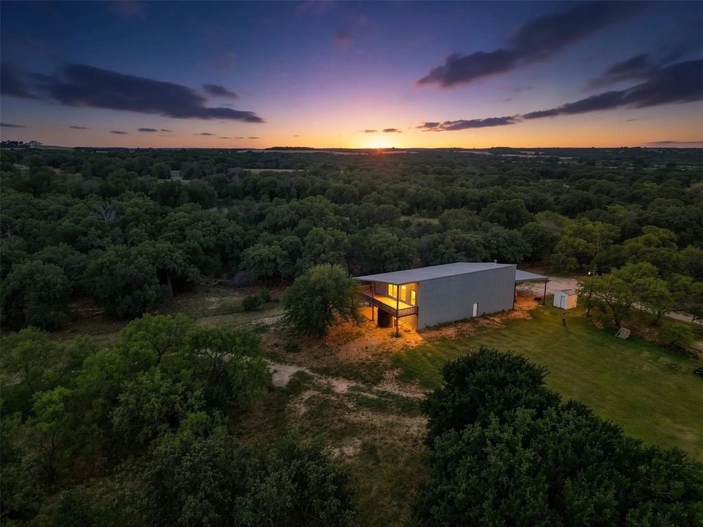 10405 Lipan Highway, Lipan