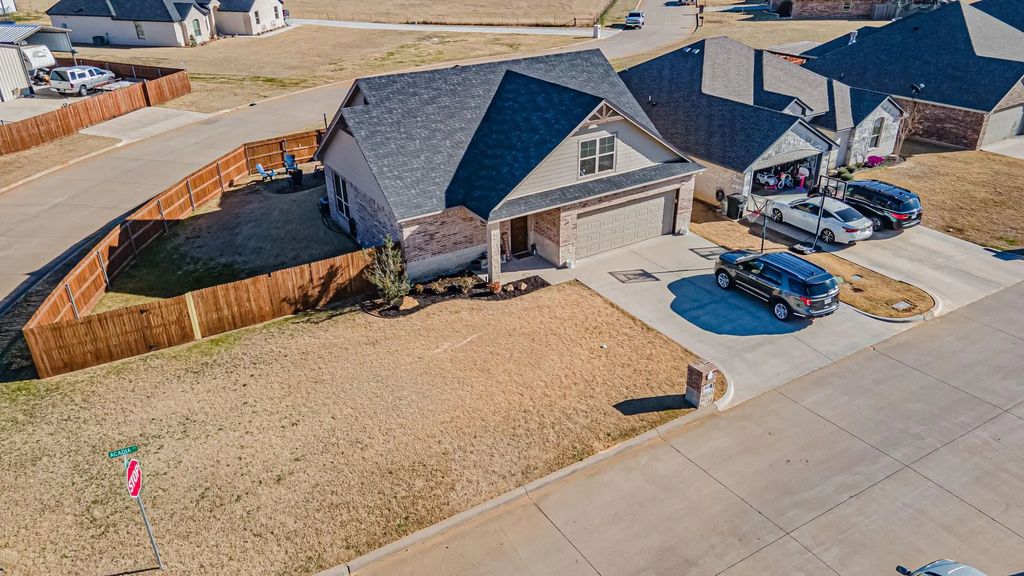 813 Acadia Court, Tolar