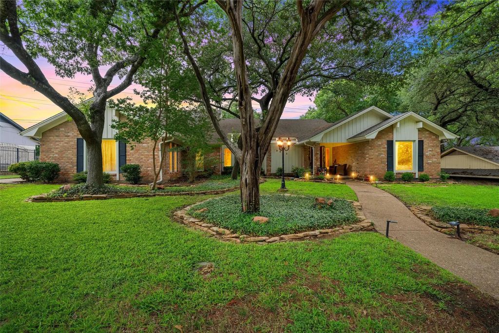 9913 Burgundy Lane, Woodway