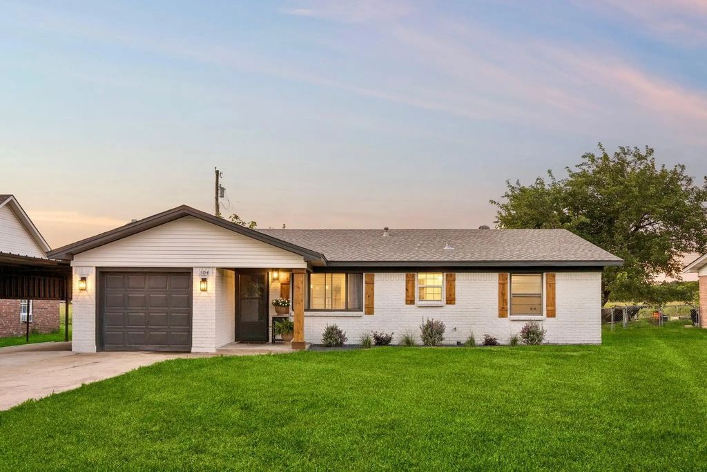104 E Oak Street, Gunter