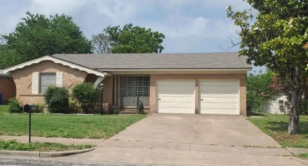 1300 Royal Oaks Drive, Waco