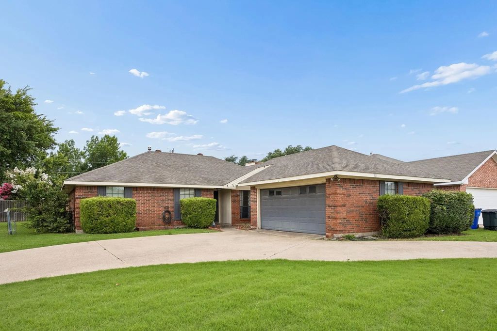 301 Southlake Drive, Forney
