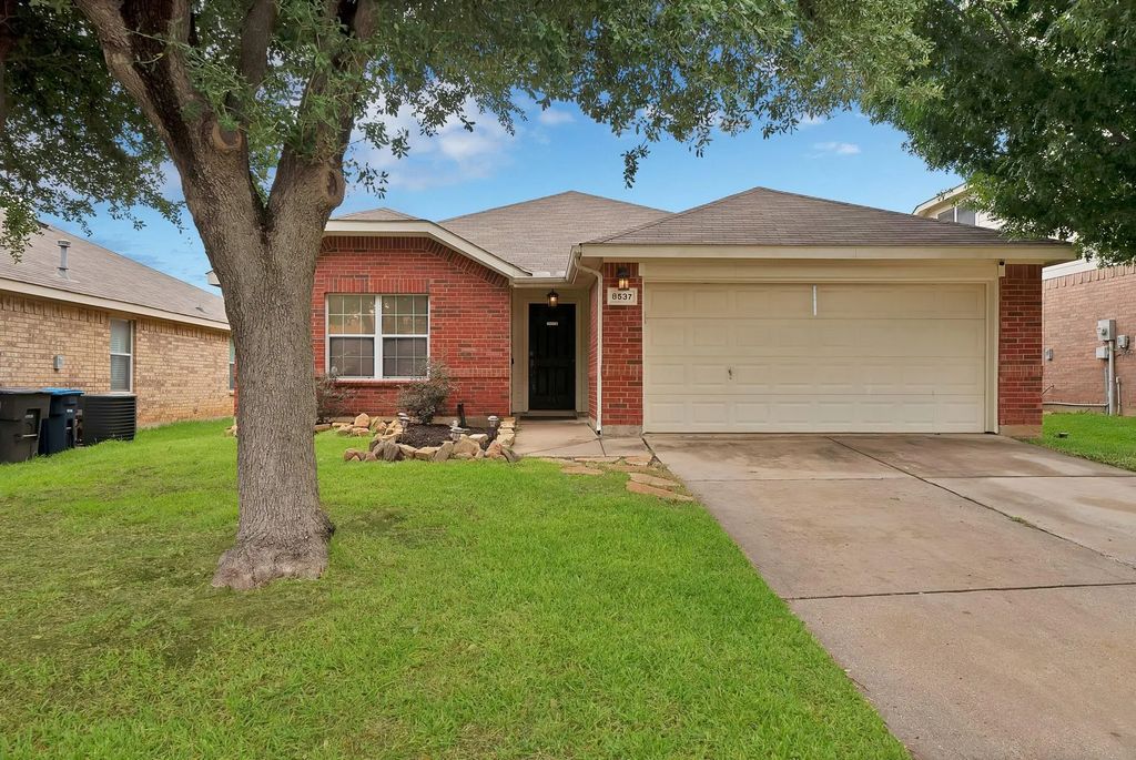 8537 Cactus Flower Drive, Fort Worth