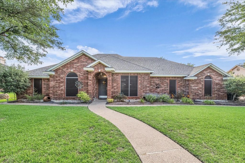 1304 Darbyton Drive, Hewitt