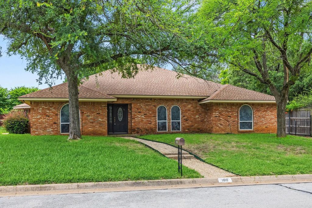 1810 Waterwood Drive, Arlington