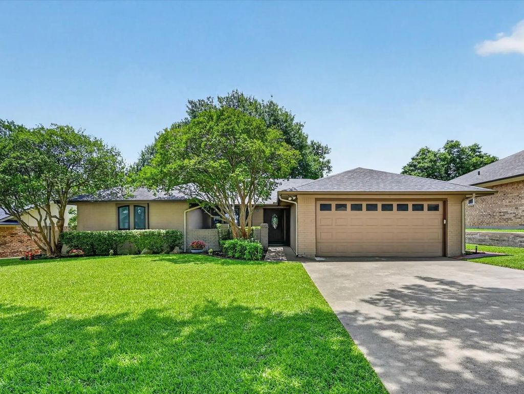 10113 Locksley Drive, Benbrook