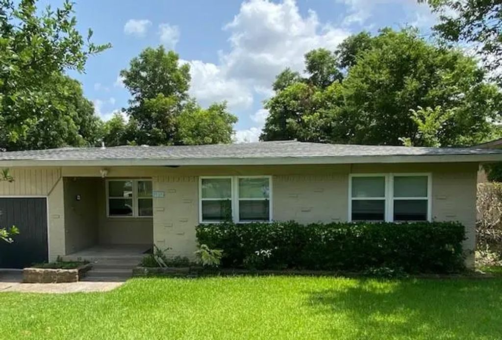 2125 Forest Oaks Drive, Dallas