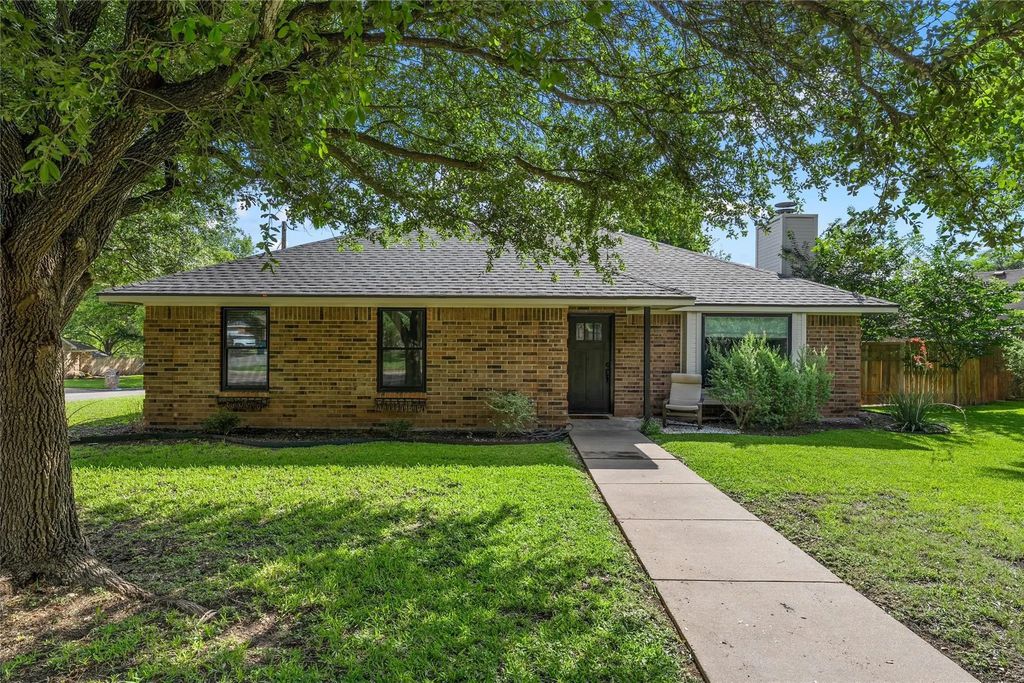 310 Ruth Drive, Hewitt
