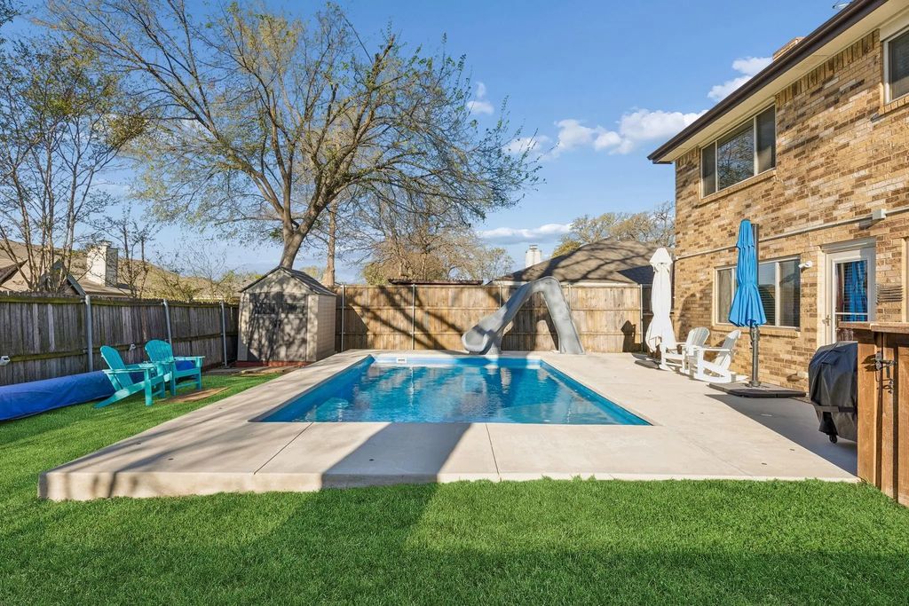 304 Lark Lane, Euless