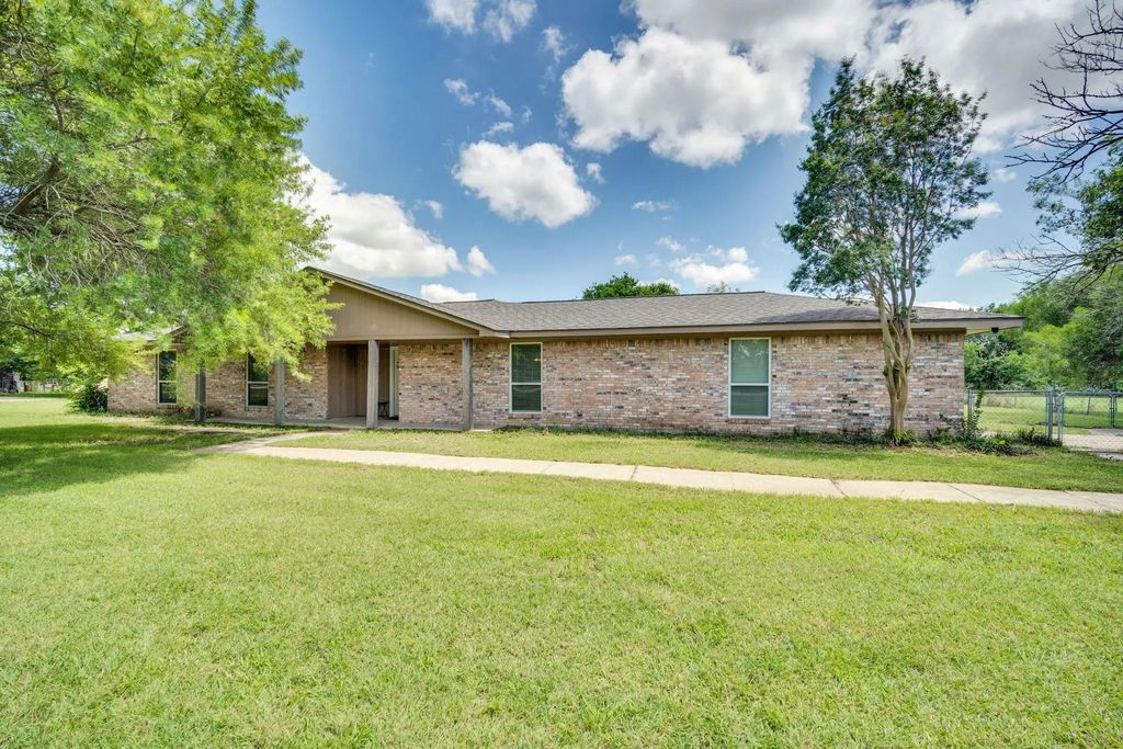 112 Burkett Lane, Pecan Hill
