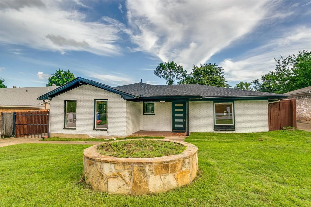 1504 Lexington Place, Bedford