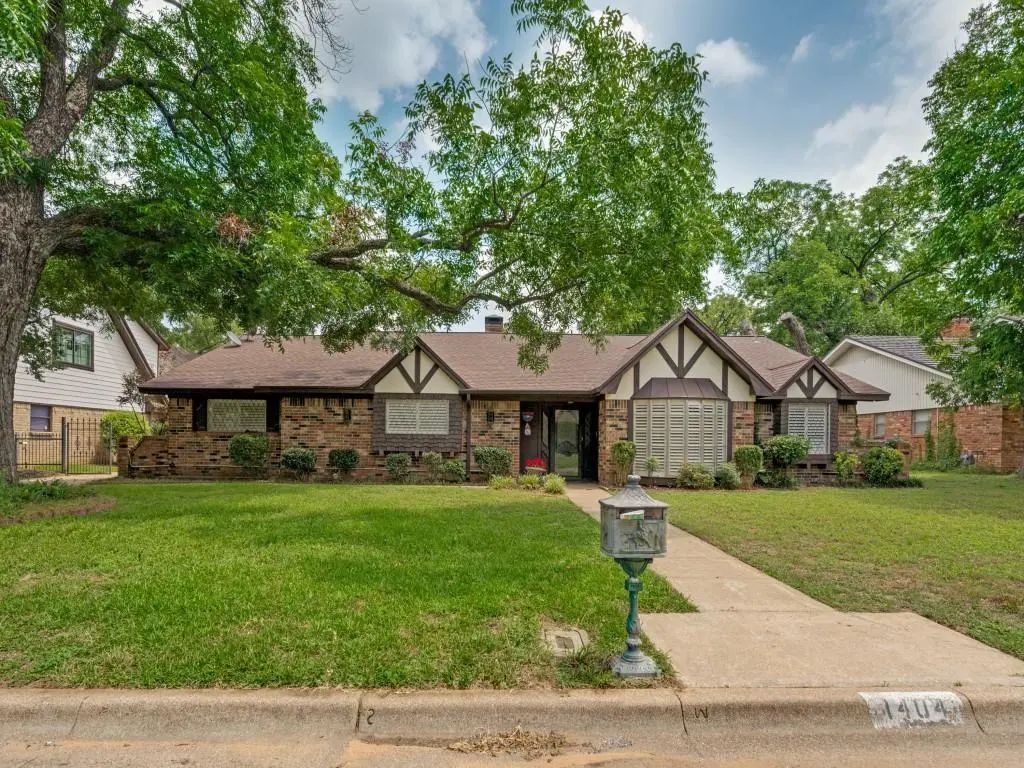 1404 Paisley Drive, Arlington