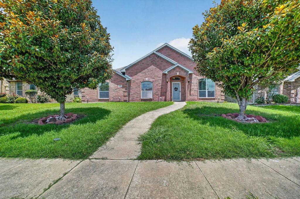 909 Trinity Drive, Lancaster