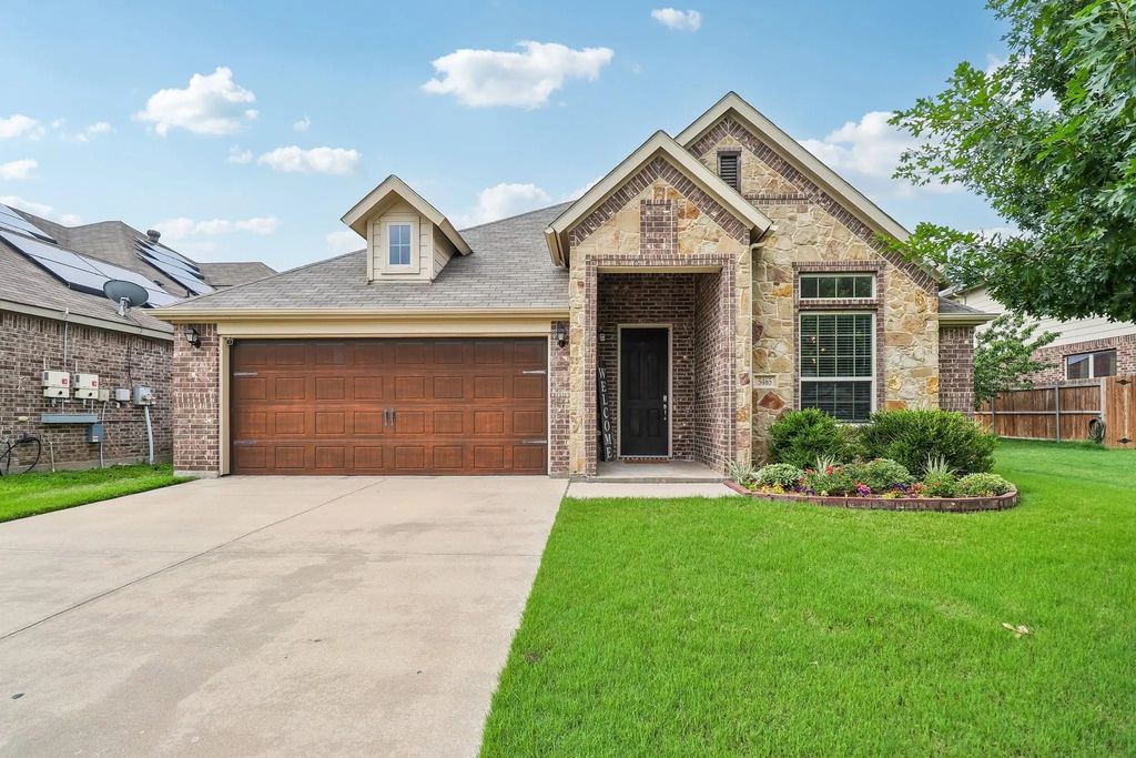 5465 Tuxbury Pond Drive, Fort Worth