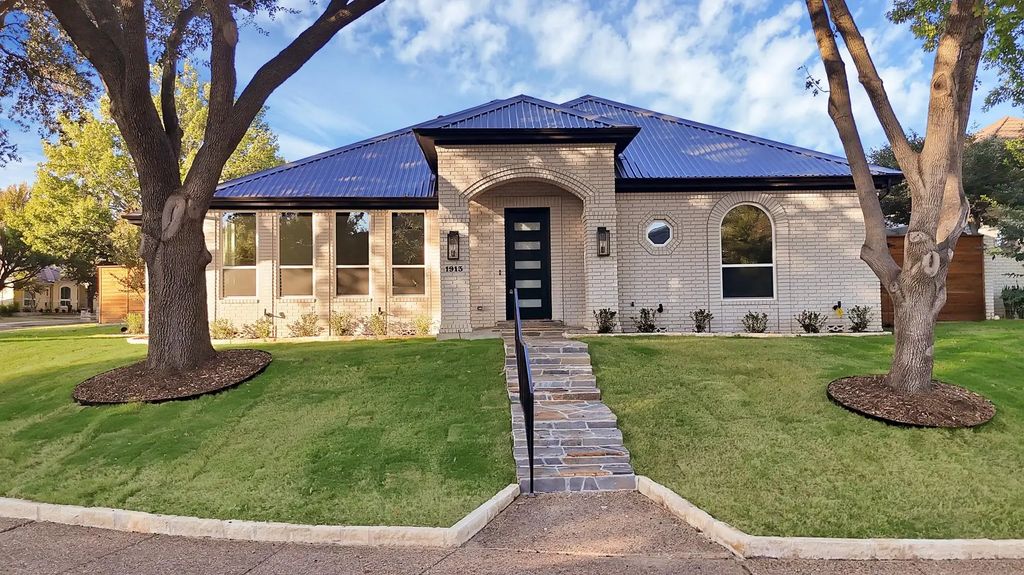 1913 Crockett Circle, Irving