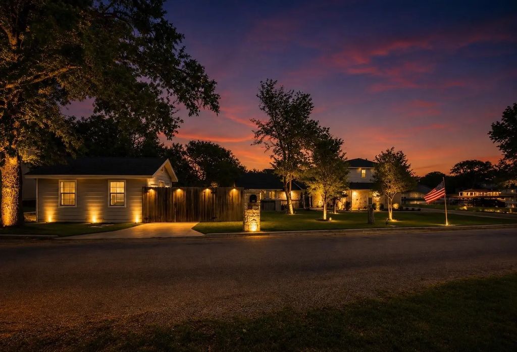 608 Casas Del Norte Court, Granbury