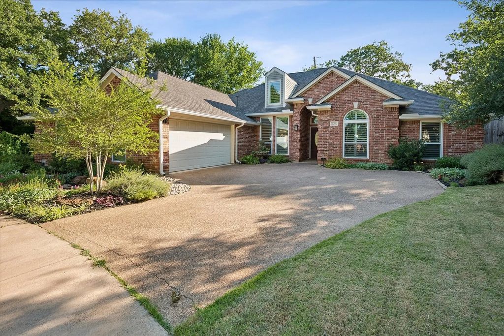 2701 Hidden Lake Drive, Grapevine