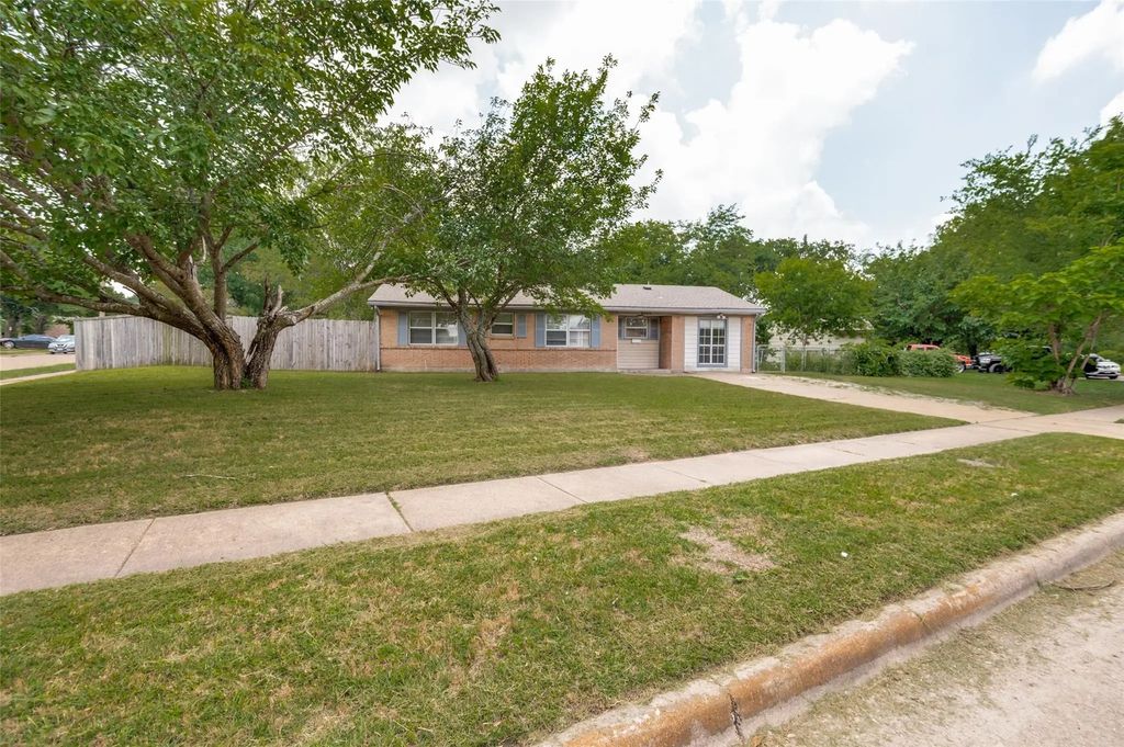 2524 Suffolk Lane, Lancaster