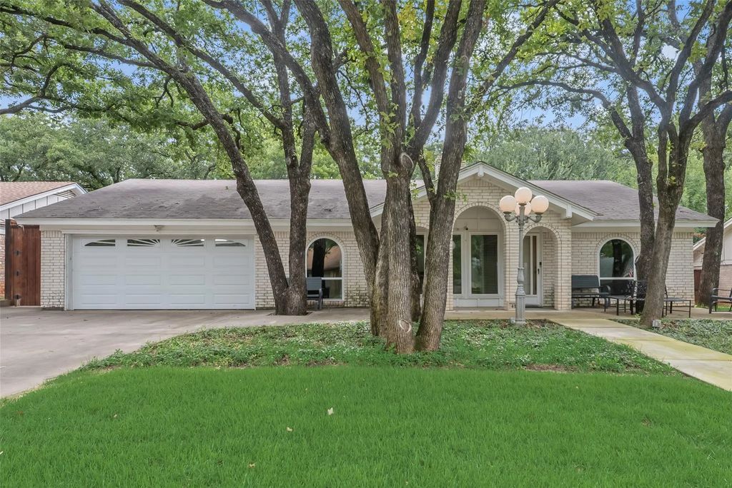 412 Twin Creek Drive, Hurst