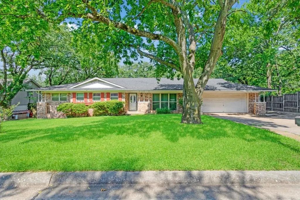 1021 S Fairbanks Avenue, Denison