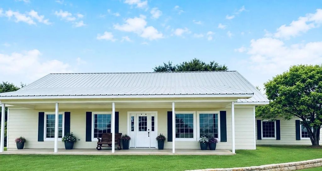 581 Comanche Lake Road, Comanche