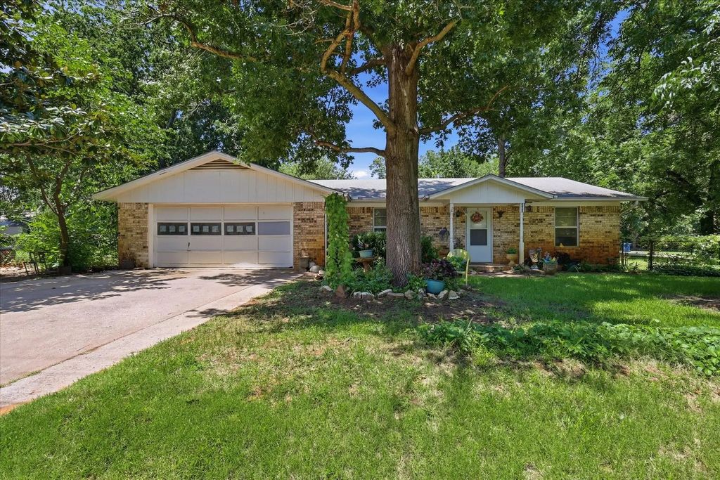 200 W North Street, Aubrey