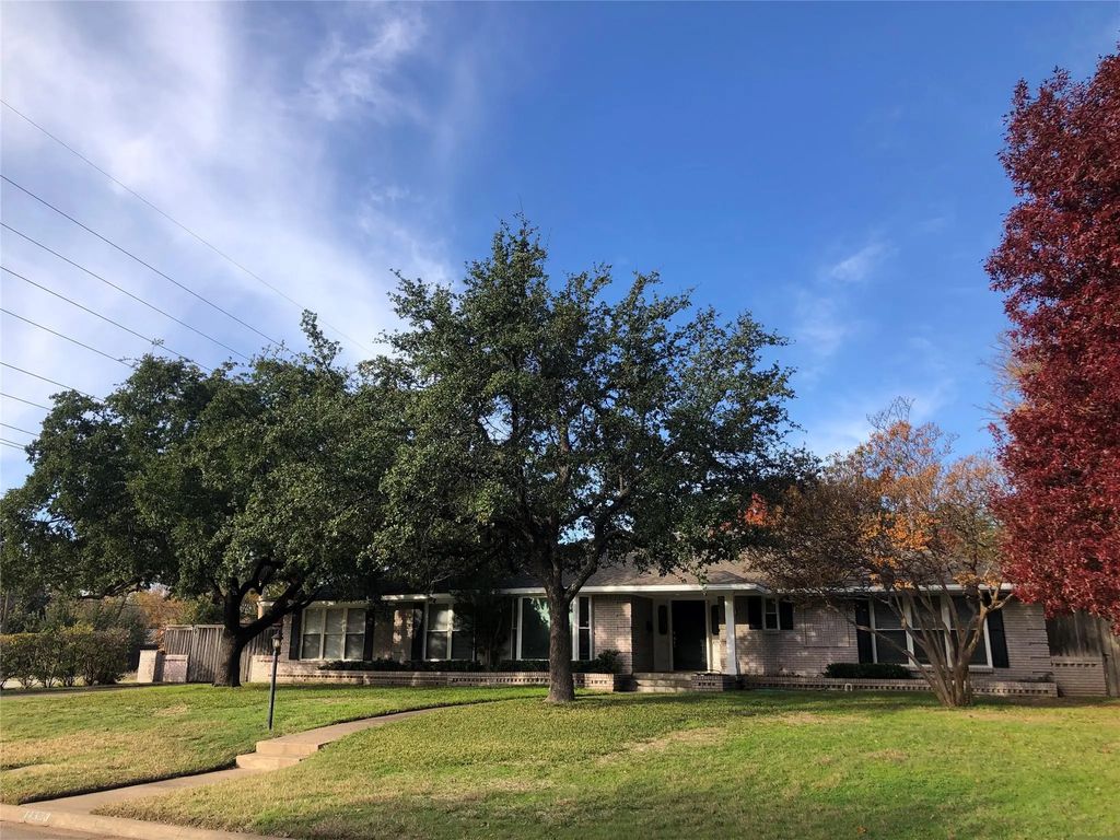 11333 Strait Lane, Dallas
