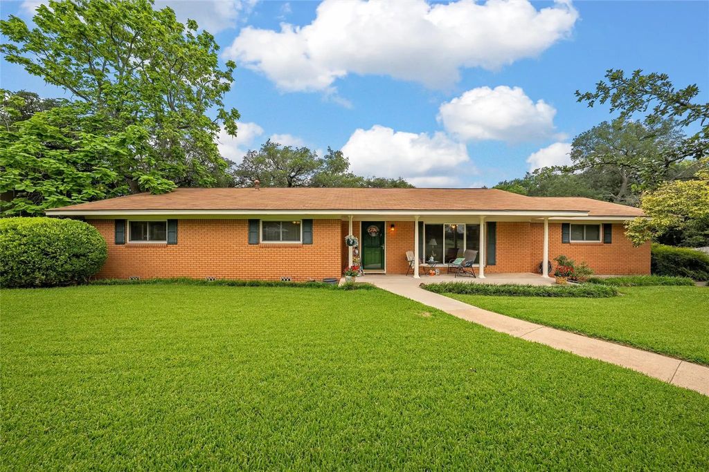 9609 Fair Circle, Woodway