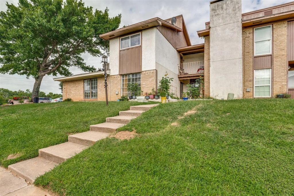 1402 S Carrier Parkway 202, Grand Prairie