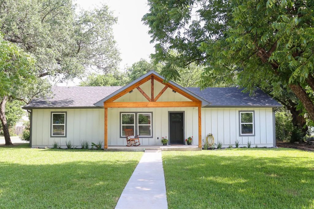 1108 W Storey Street, San Saba