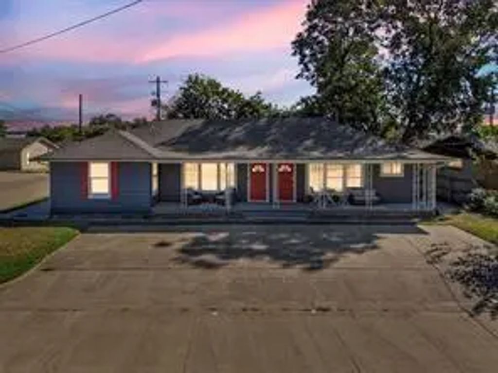 201 S Jones Street, Granbury