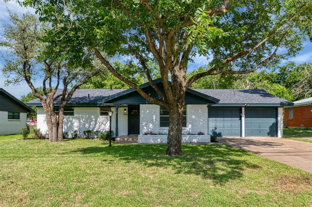 1138 Usher Street, Benbrook