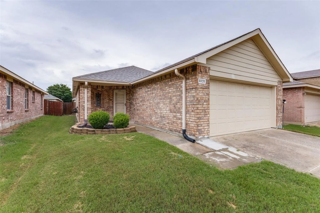8828 Valley River Drive, Fort Worth