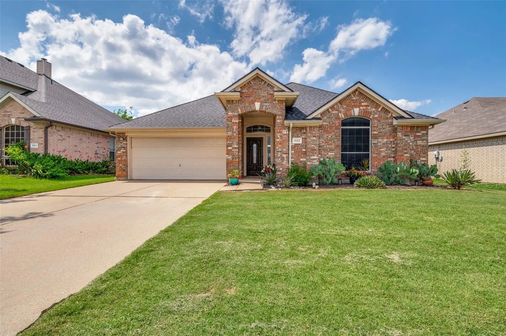 902 Cutting Horse Drive, Mansfield