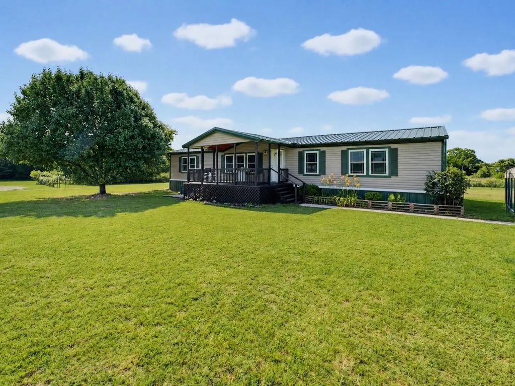 212 Private Road 1307, Bridgeport