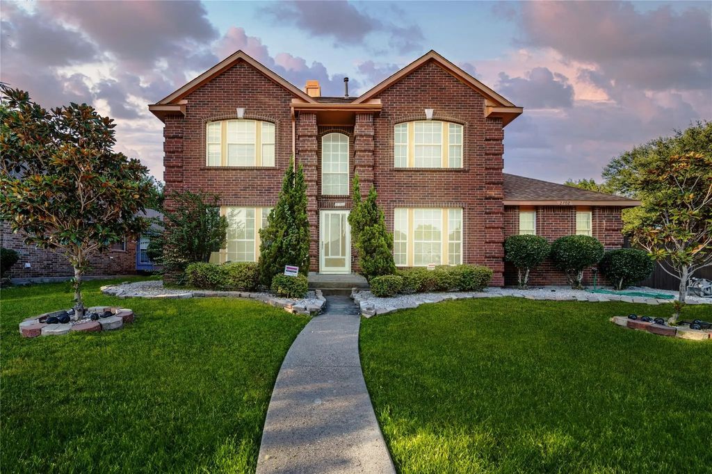 2702 Crosslands Drive, Garland