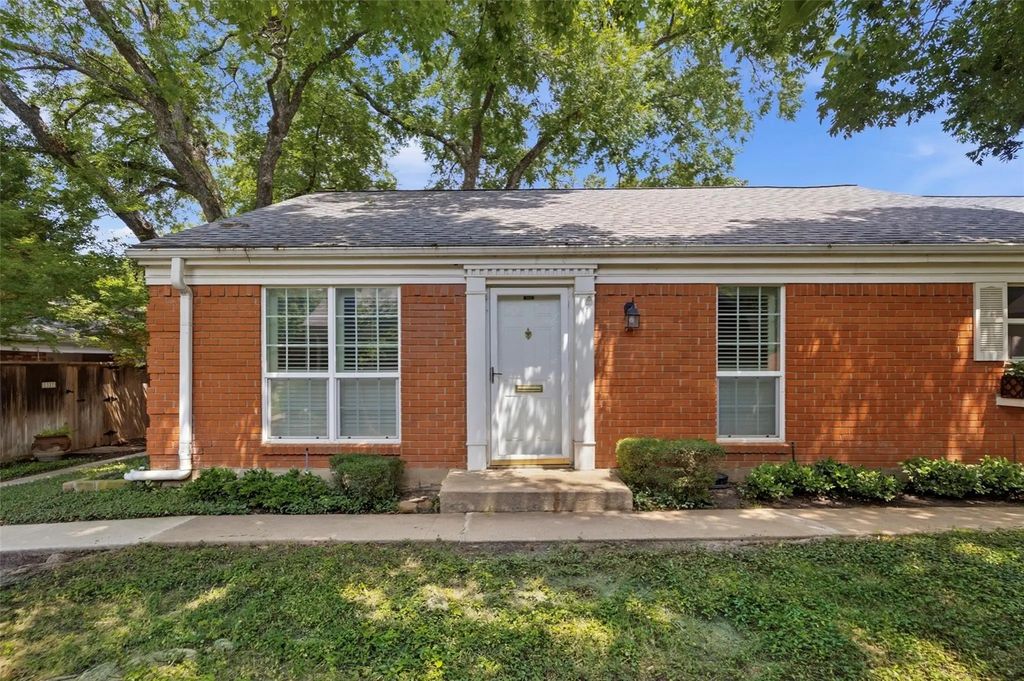 1333 Roaring Springs Road, Fort Worth