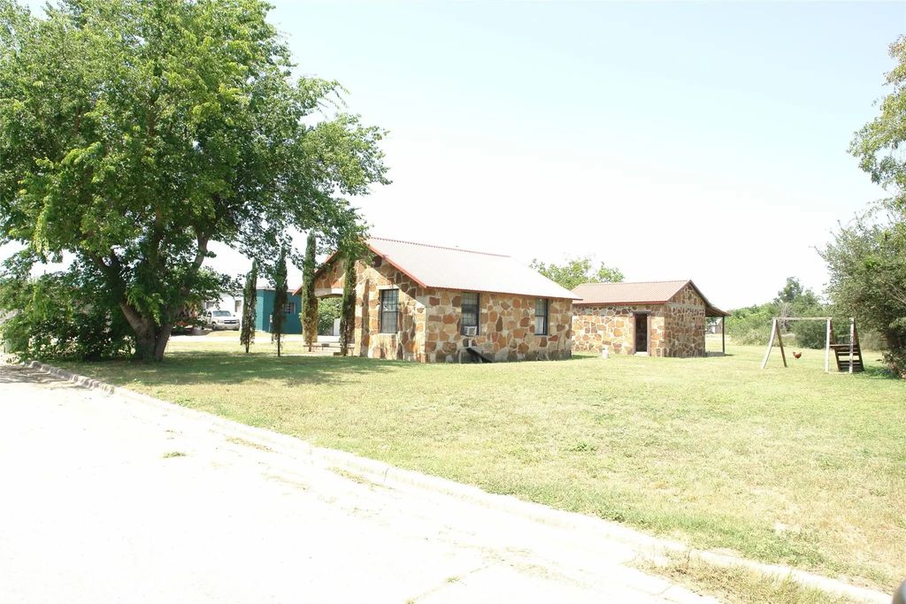 1006 S Bluffton, San Saba