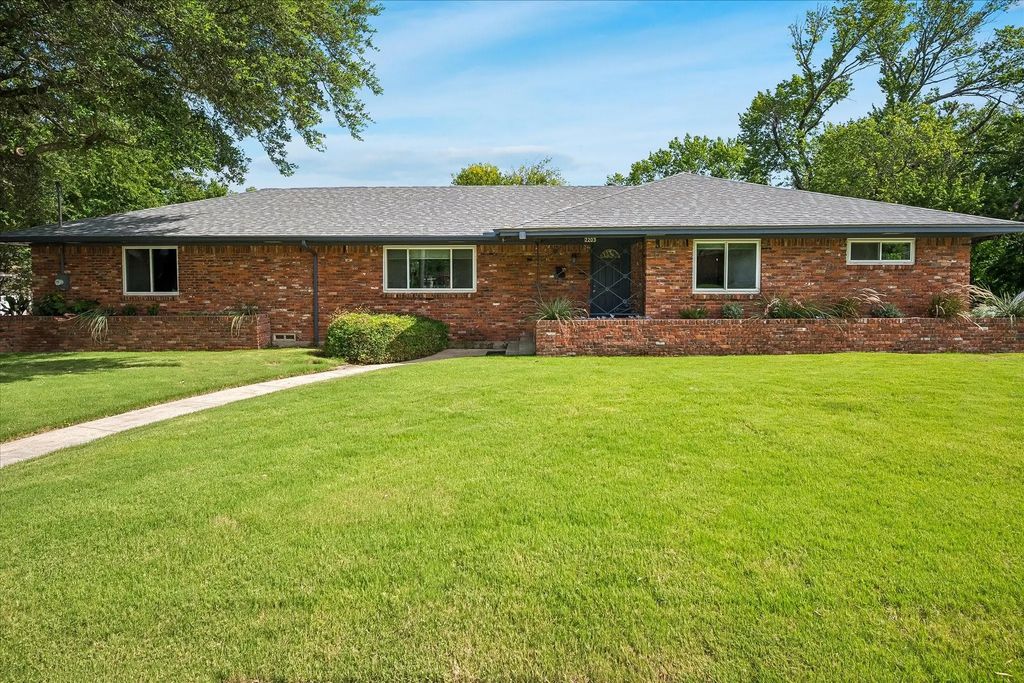 2203 Healey Drive, Dallas