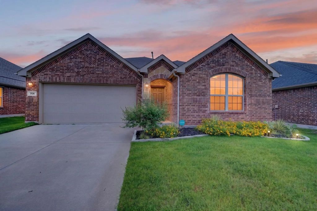 705 Pearl Way, Arlington