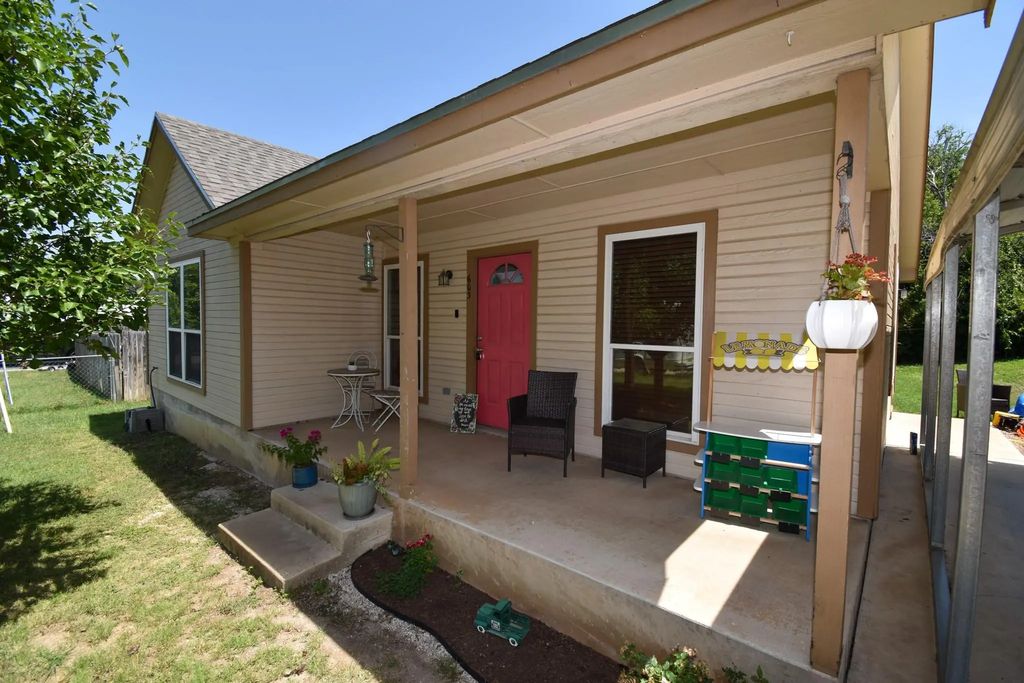 603 W 7th Street, Brady