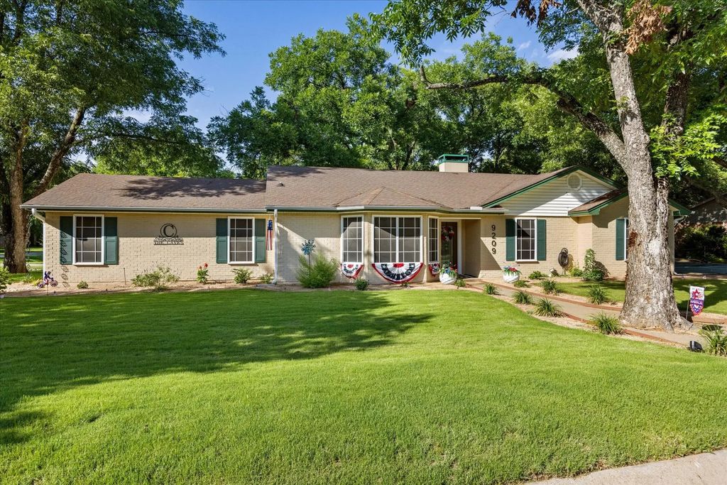 9209 Hanging Moss Drive, Granbury