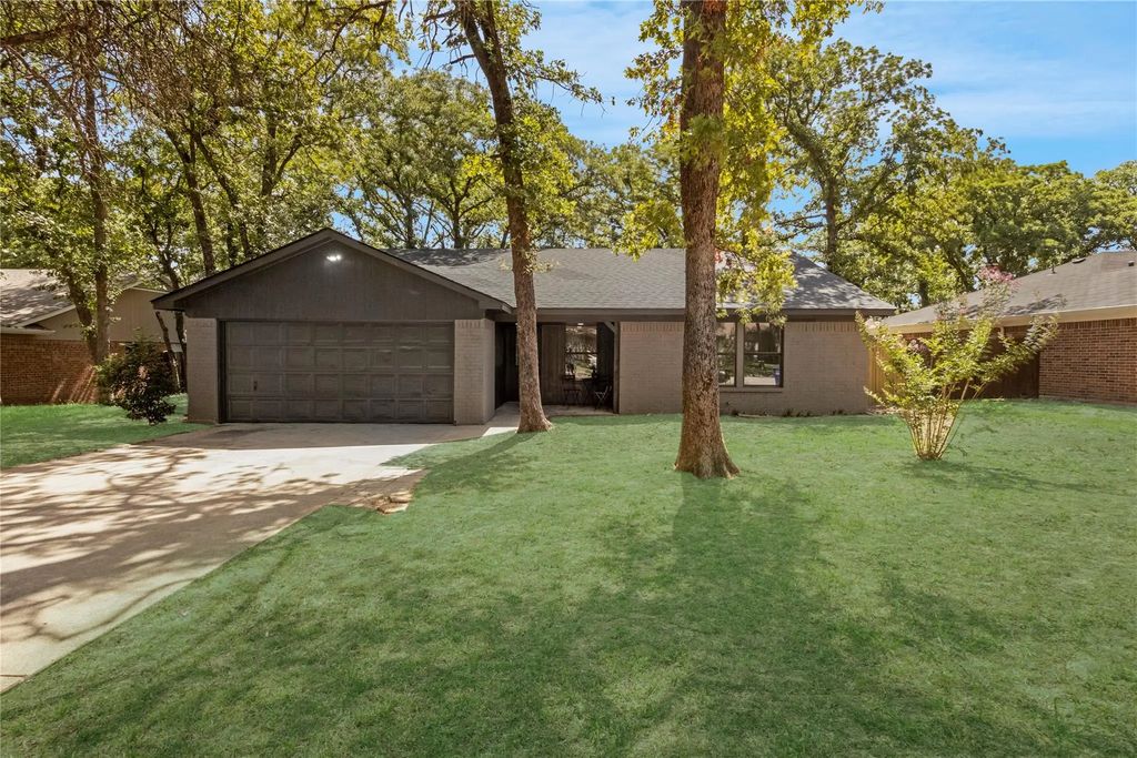 908 Red Oak Street, Azle