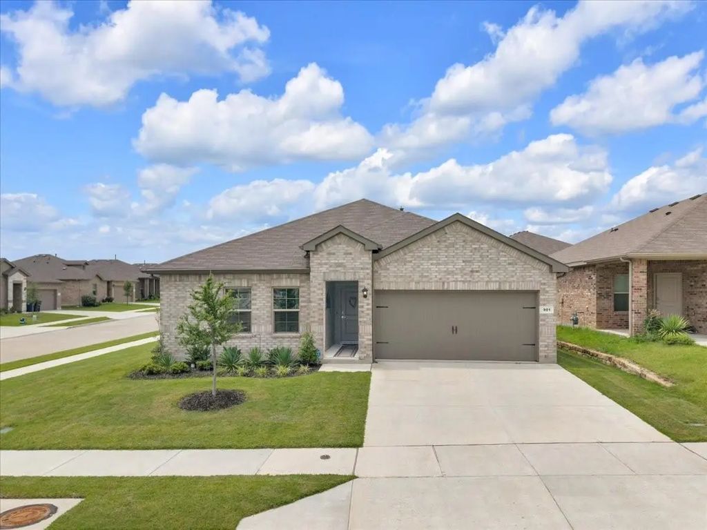 901 De Wit Drive, Fort Worth